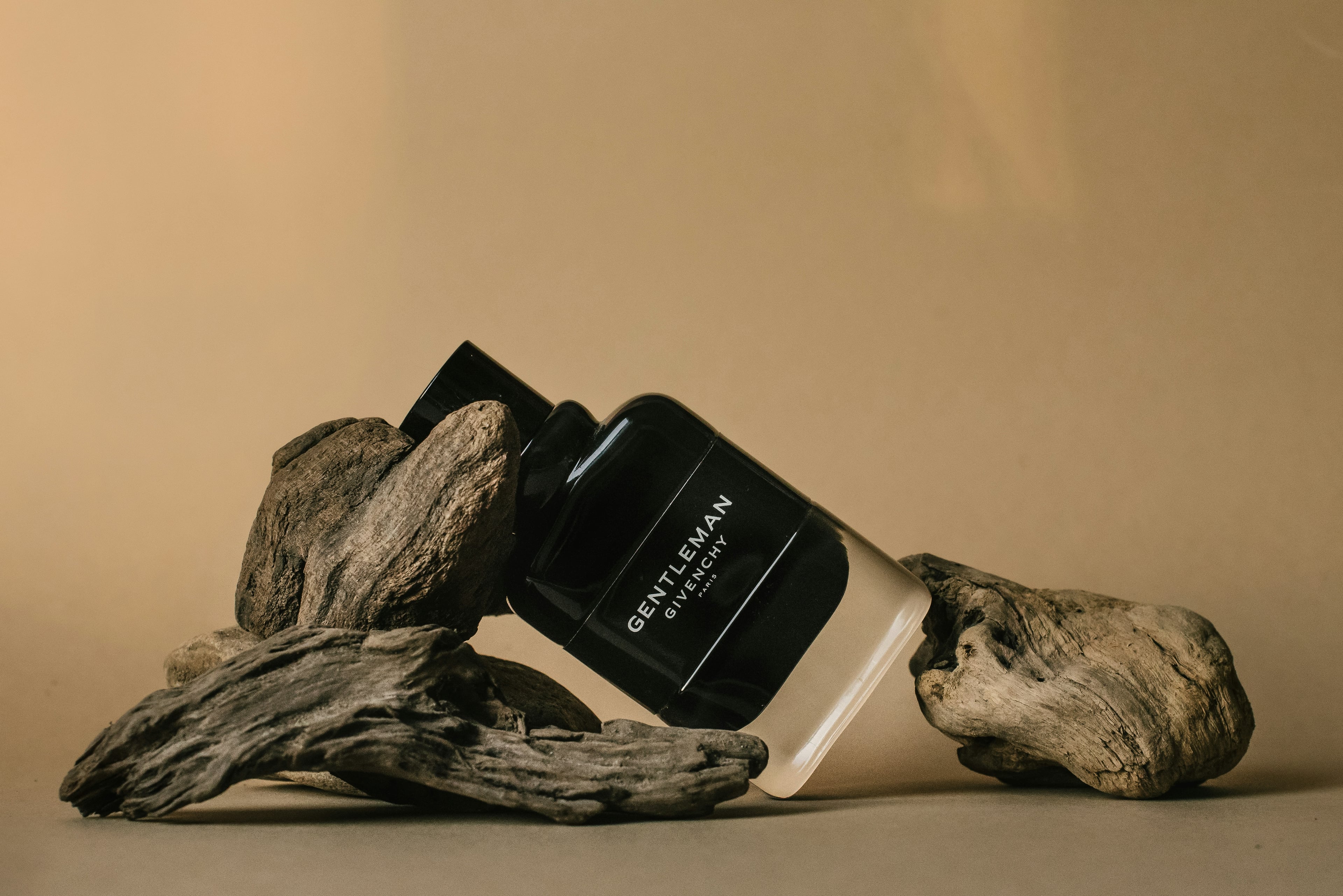 Frasco de perfume sobre madera