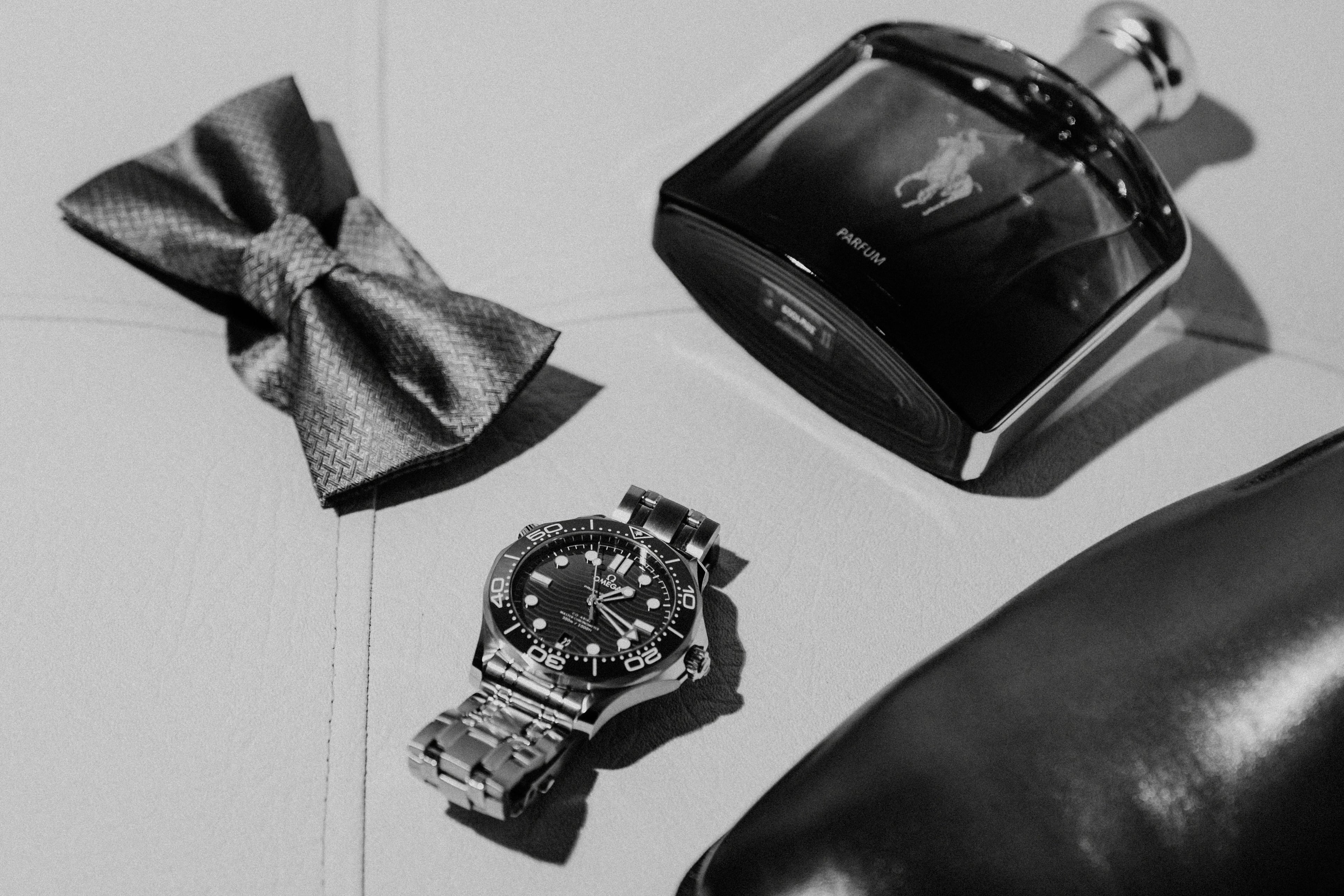 Perfume junto a un reloj